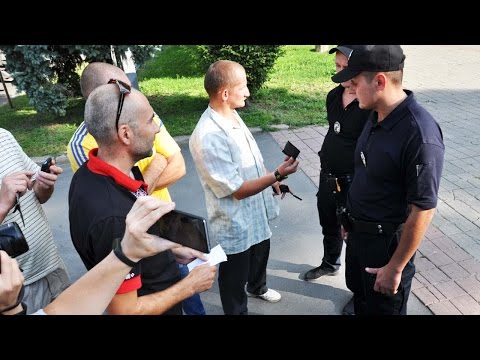Поліція не дозволила повісити прапори на Монумент Слави (2016.08.19, Полтава)