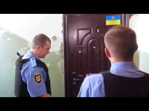 Спроба поліції потрапити до наркопритону на вул. Ватутіна, 3 (2016.08.19, Полтава)