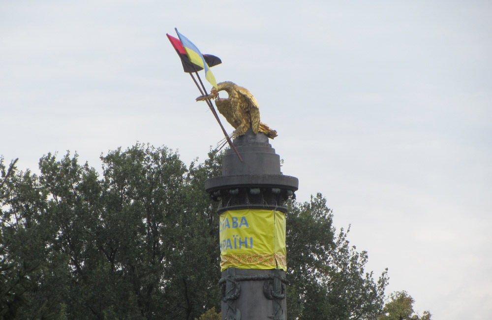 Пам’ятник Слави знову з прапорами та банером
