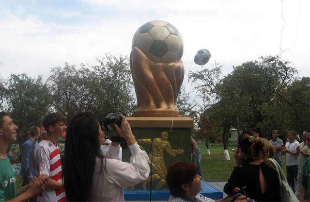 Пам’ятник футбольному м’ячу у Чутівському районі