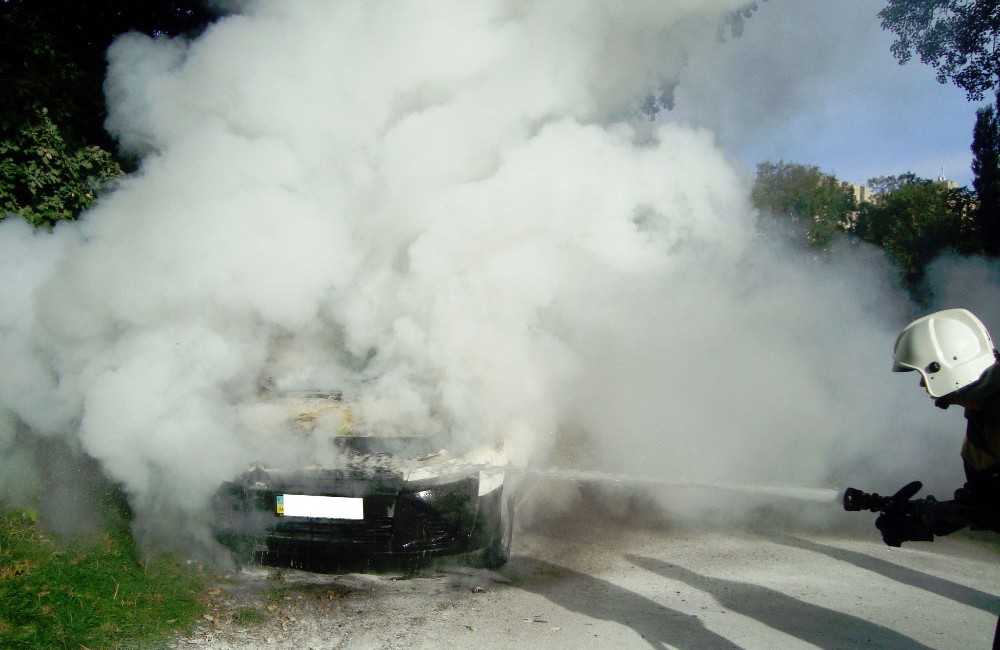 Тушение загоревшегося микроавтобуса Peugeot Expert