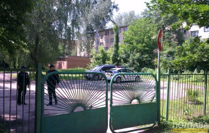 Патрульний автомобіль за зачиненими воротами Октябрського суду / фото Геннадія Фетисова