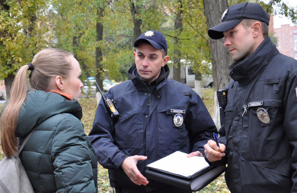 Журналіст Ольга Дудка надає свідчення патрульній поліції