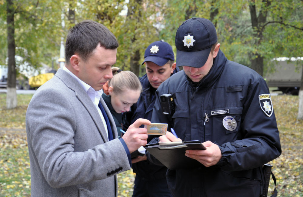 Адвокат судді Олександра Струкова Борис Семенко надає свідчення патрульній поліції