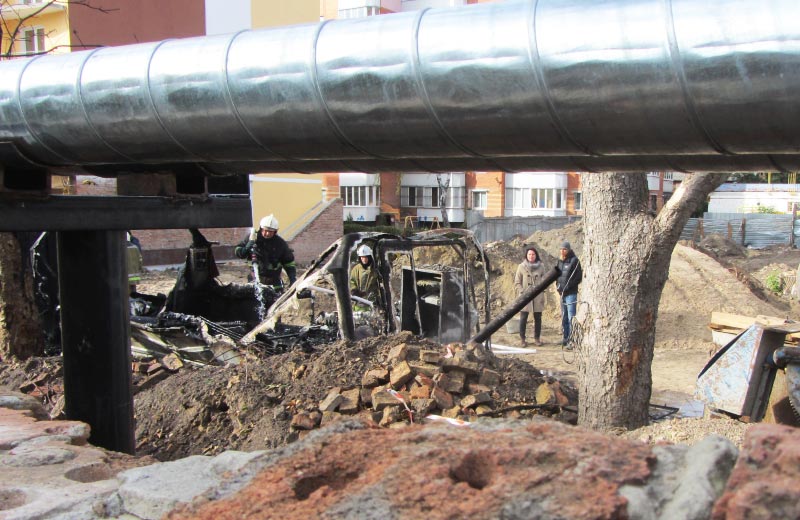 Згорілий вагончик на території будівельного майданчику на вул. Ляхова