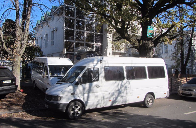 Мікроавтобуси «Полісу» з дніпровськими номерами біля готелю