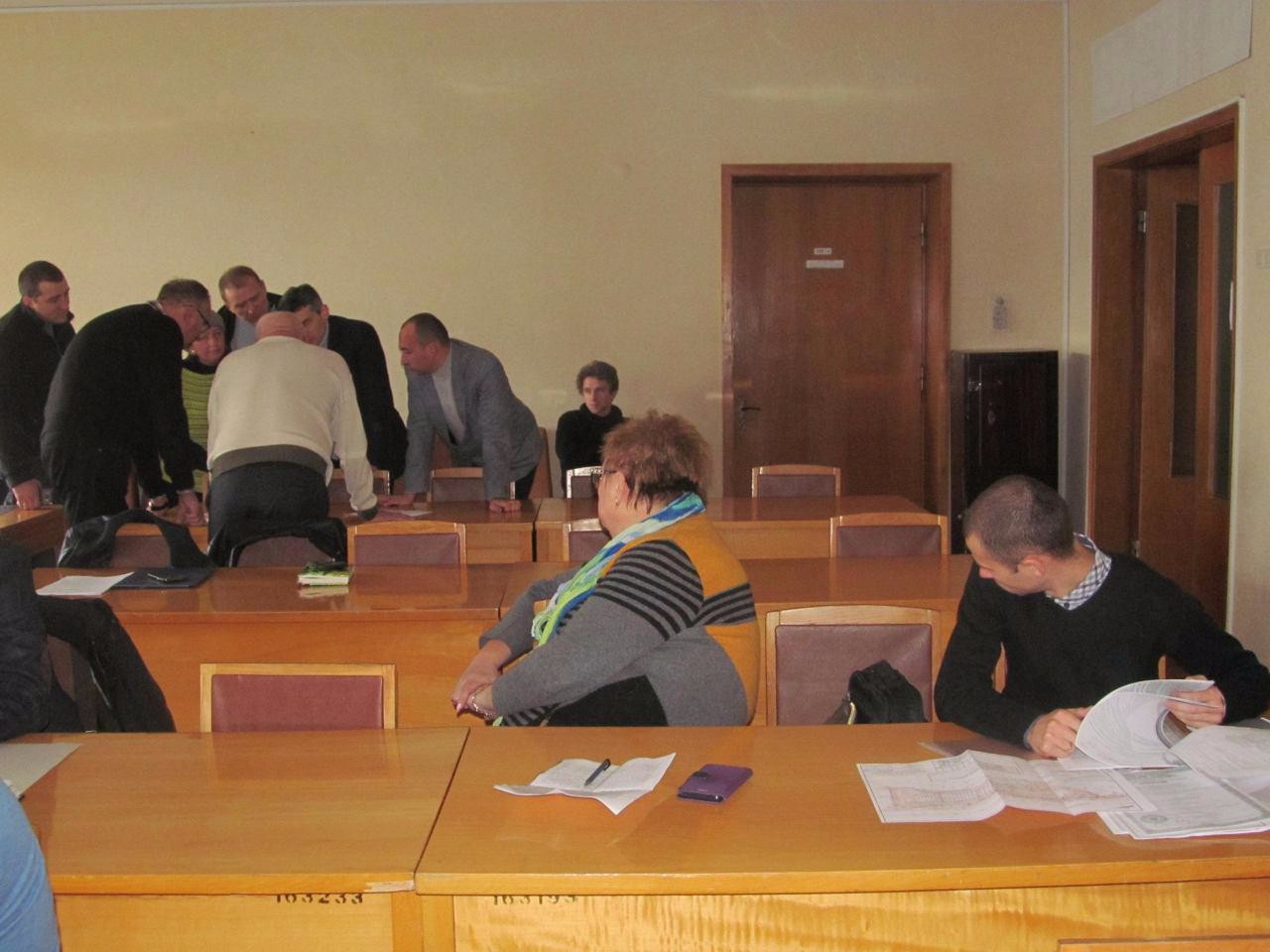 Учасники групи і громадськійсть розглядають пропозиції ділянок, на яких можна буде розмістити новий полтавський полігон