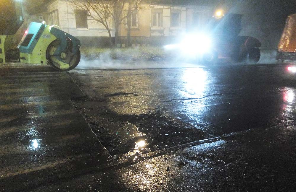 Ремонт дорожного покриття на вул. Садовій ввечері 9 листопада
