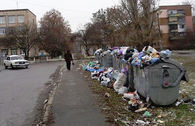 Переповнені сміттєві баки біля школи №13
