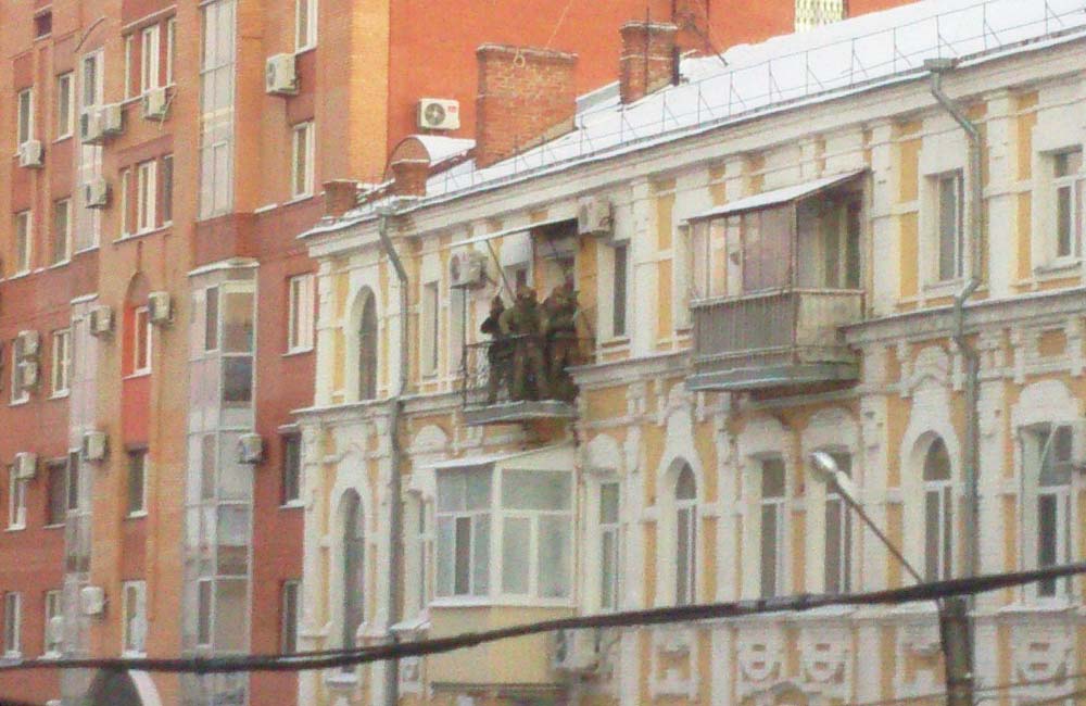 «КОРДовцы» на балконе дома по улице Пушкина, 26