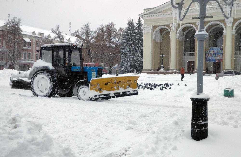 Комунальний трактор прибирає сніг біля театру ім. Гоголя