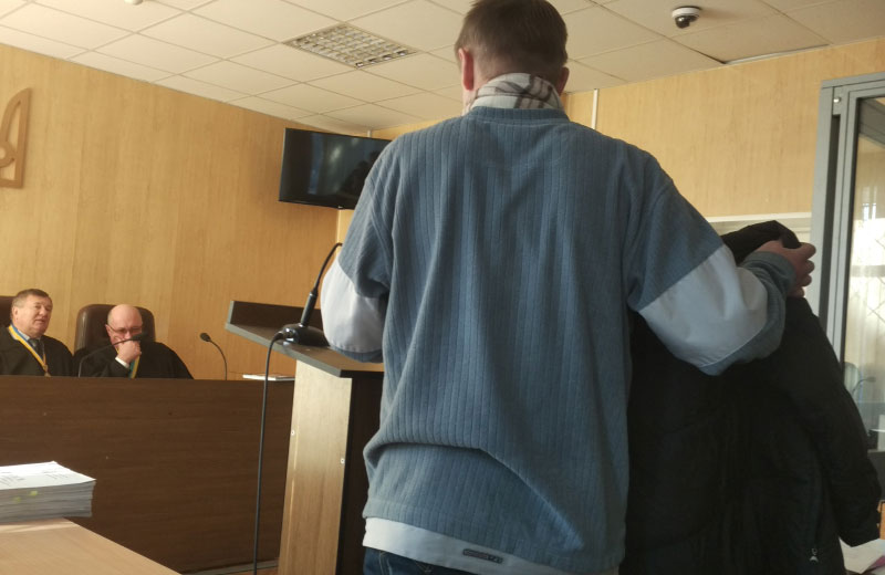 Свідок Руслан Константинов демонструє у суді курточку Віталія Івашини