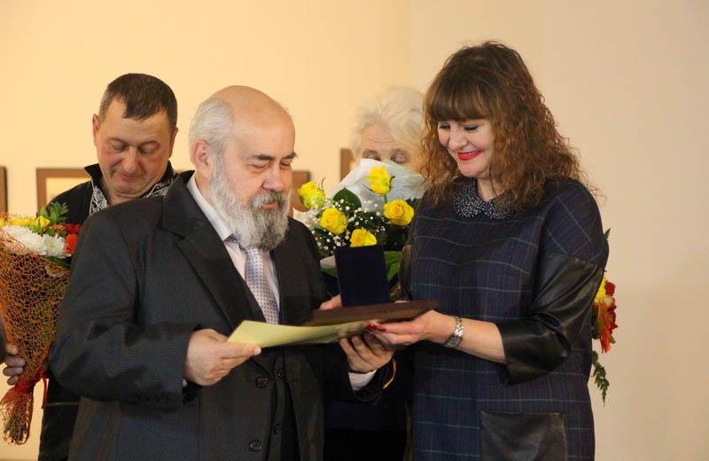 Заступник міського голови Ольга Борисенко вітає лауреата Премії Віктора Бабенка