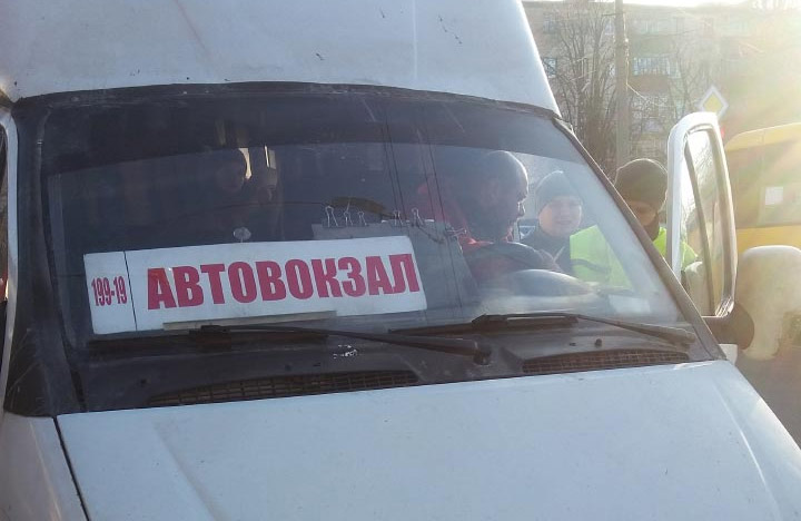 Співробітники «Укртрансбезпеки» перевіряють маршрутку ФОП Андрієвської
