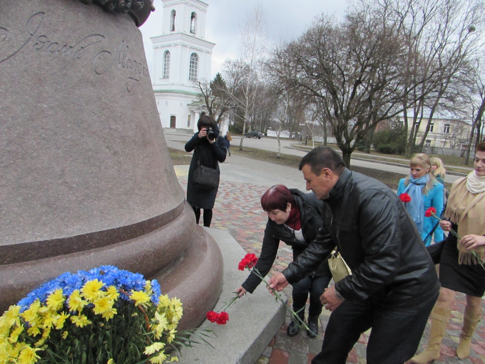 Харків"яни вшанували славетного гетьмана покладанням квітів до підніжжя пам"ятника