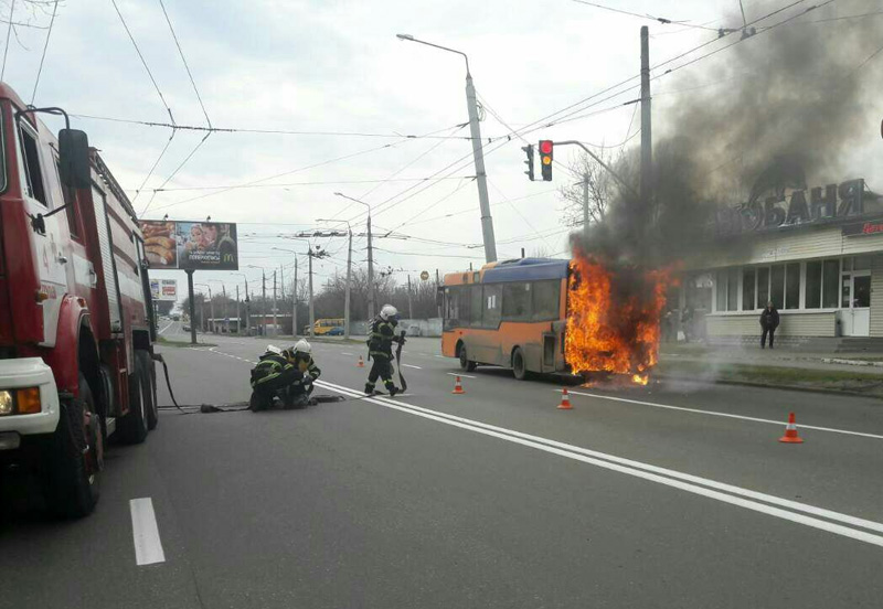 На вулиці Великотирнівській, біля зупинки «Сади-1», загорівся «кільцевий» автобус