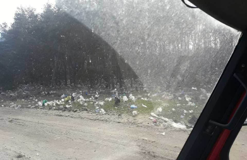 Розкидане буревієм сміття з Макухівського сміттєзвалища