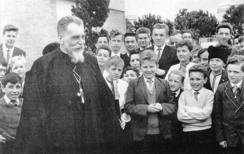 Йосип Сліпий та учні малої семінаріїї в Римі (джерело — 100krokiv.info)