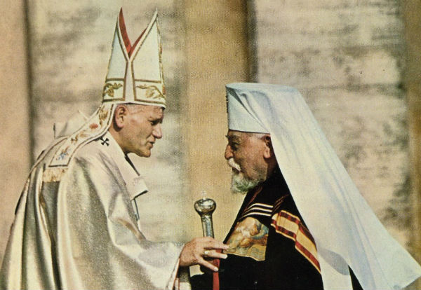 Папа Іван Павло ІІ та митрополит Йосиф (джерело — Історична правда)