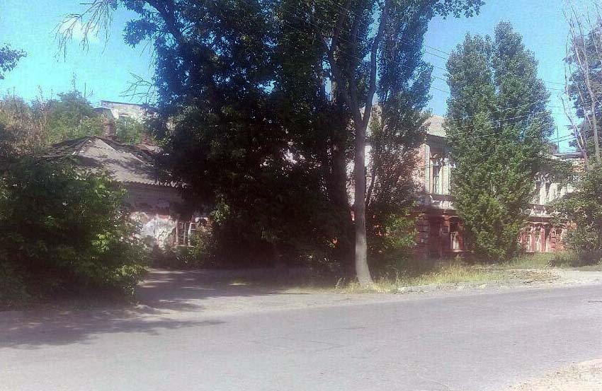 Колишній дільничний пункт міліції та колишня вечірня школа на пл. Павленківській