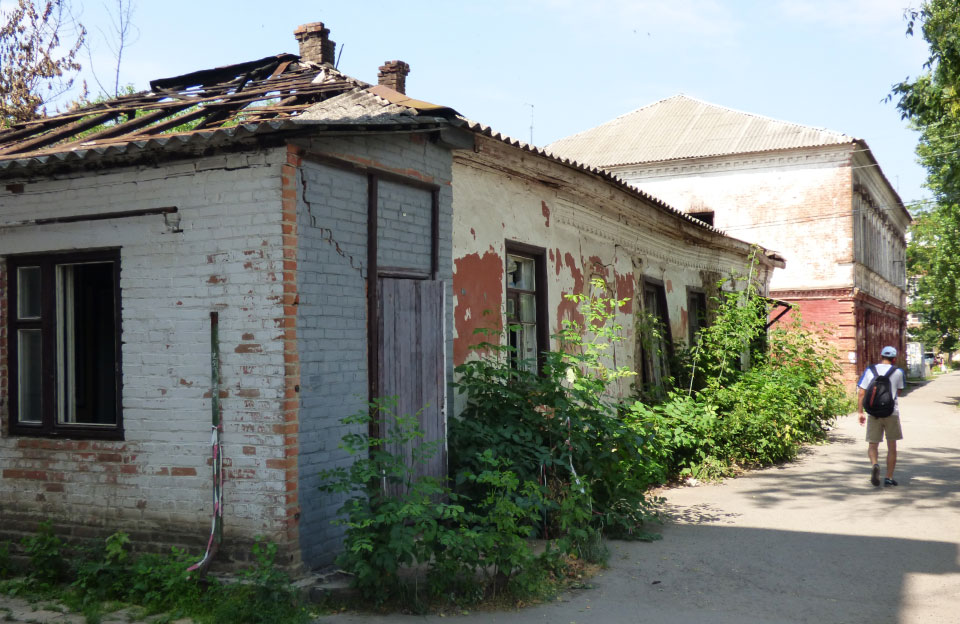 Зандебані будівлі колишнього дільничного пункту міліції та вечірньої школи на Павленках