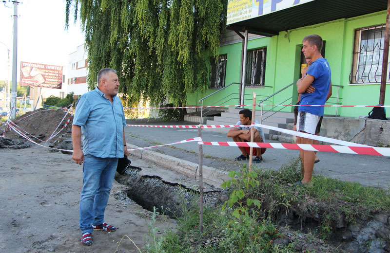 Начальник інспекції по контролю за благоустроєм спілкується з виконавцями робіт по вул. Серьогіна