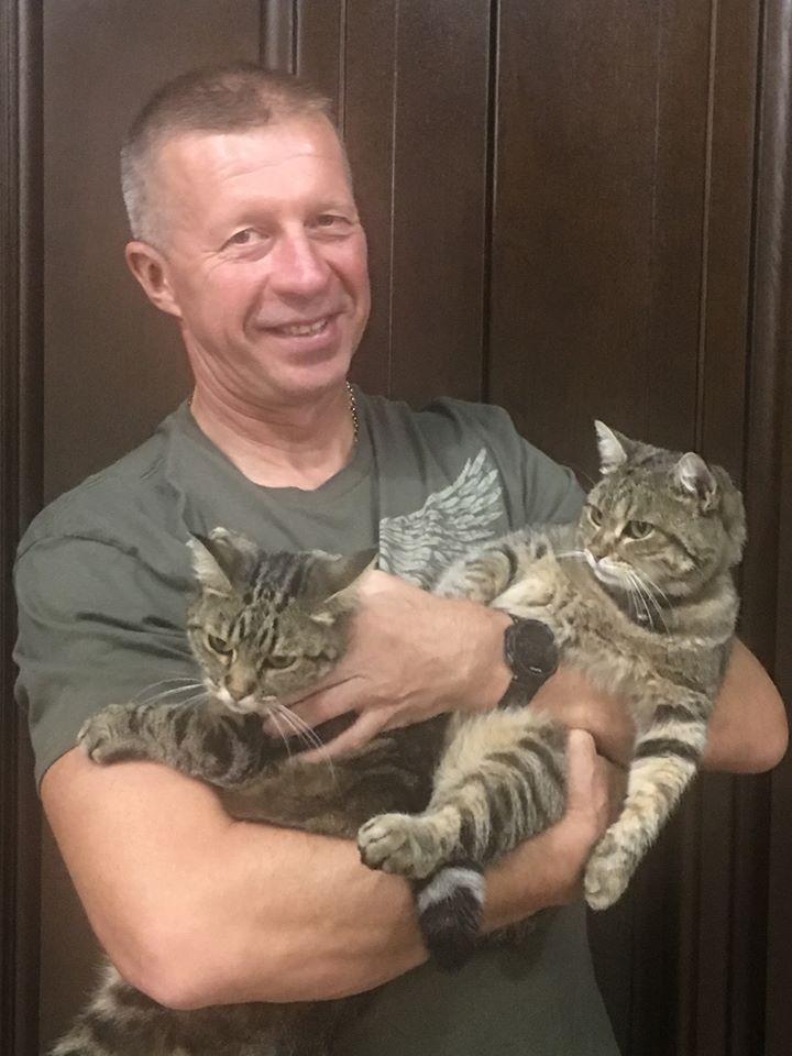 Депутат Полтавської облради Геннадій Коваленко зі своїми котами