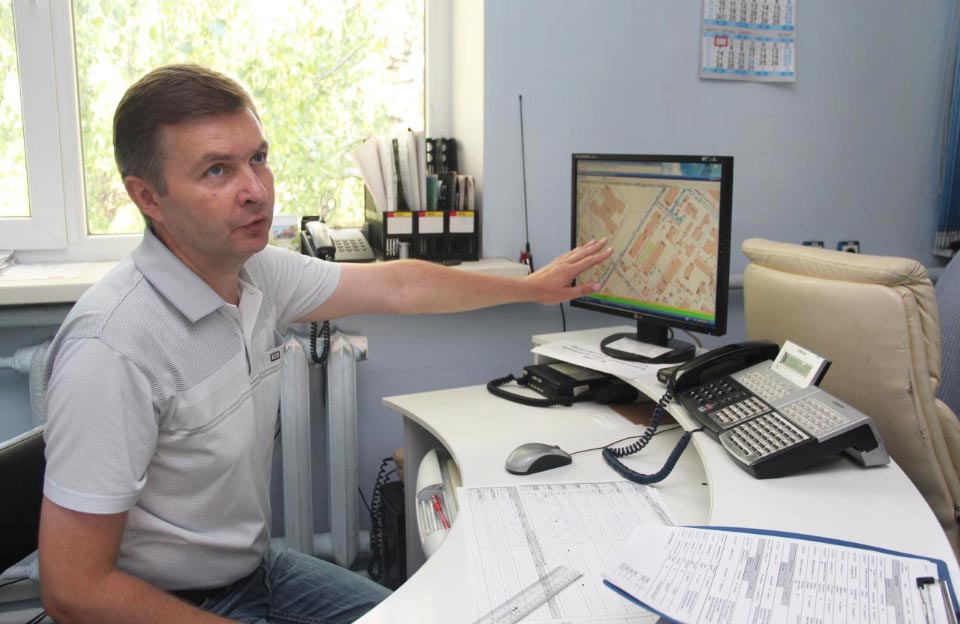 Ігор Середа пояснює роботу диспетчерської служби