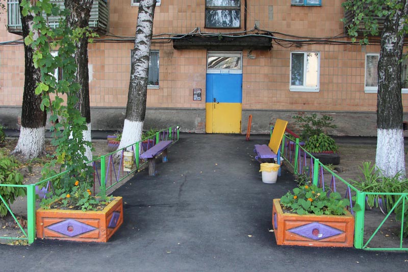 Відремонтовані тротуари у дворі по вул. Алмазній, 4