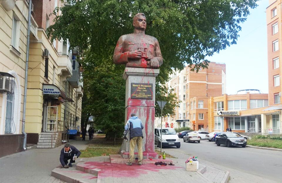 Комунальник відчищають пам’ятник Ватутіну