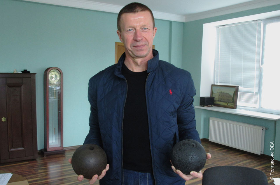 Геннадій Коваленко зі своїми знахідками