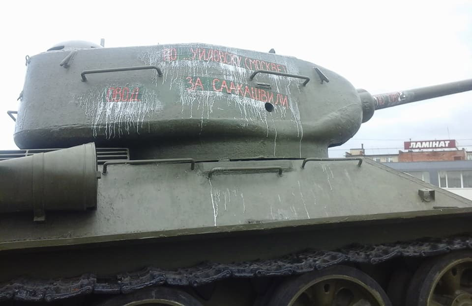 У Полтаві знову обмалювали танк Т-34