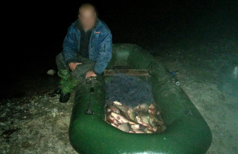 Чоловік ловив рибу забороненими знаряддями на ставку в районі села Сиротенки Глобинського району