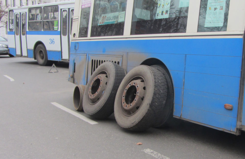 Колеса автобуса круг. Колесо автобуса. Автобус без колес. Колесо от автобуса. Колесо от автобуса Scania.