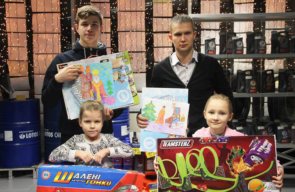 Переможці конкурсу дитячих малюнків «Казковий Миколай» та їхні родичі з подарунками