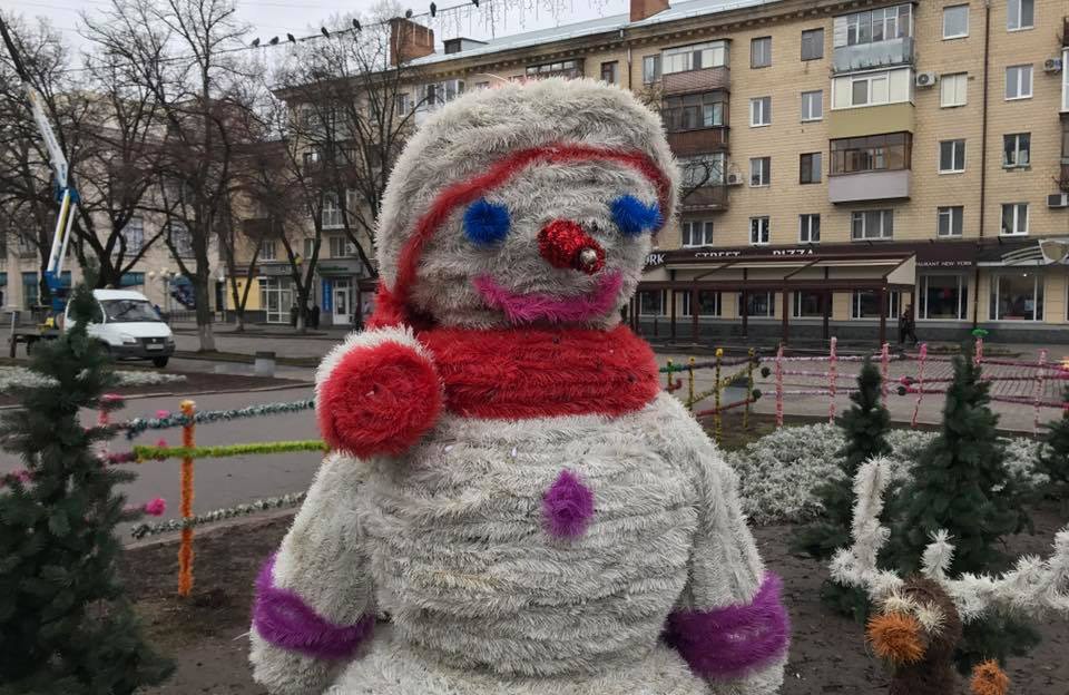 Сніговик перед театром ім. Гоголя