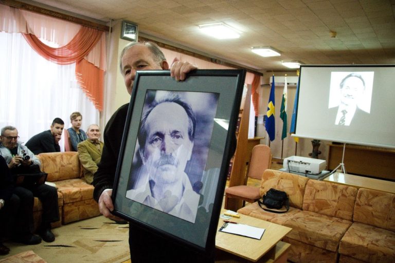 Микола Кульчинський з портретом Чорновола зі свого кабінету