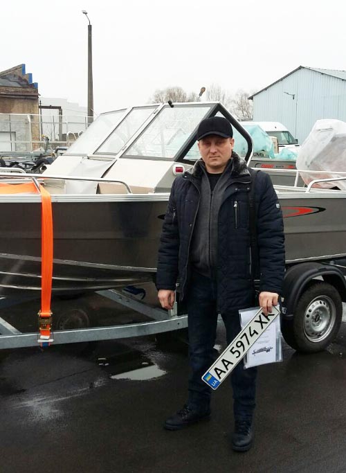 Заступник начальника управління — начальник відділу рибоохоронного патруля №1 Анатолій Лукіянчук приймає човен