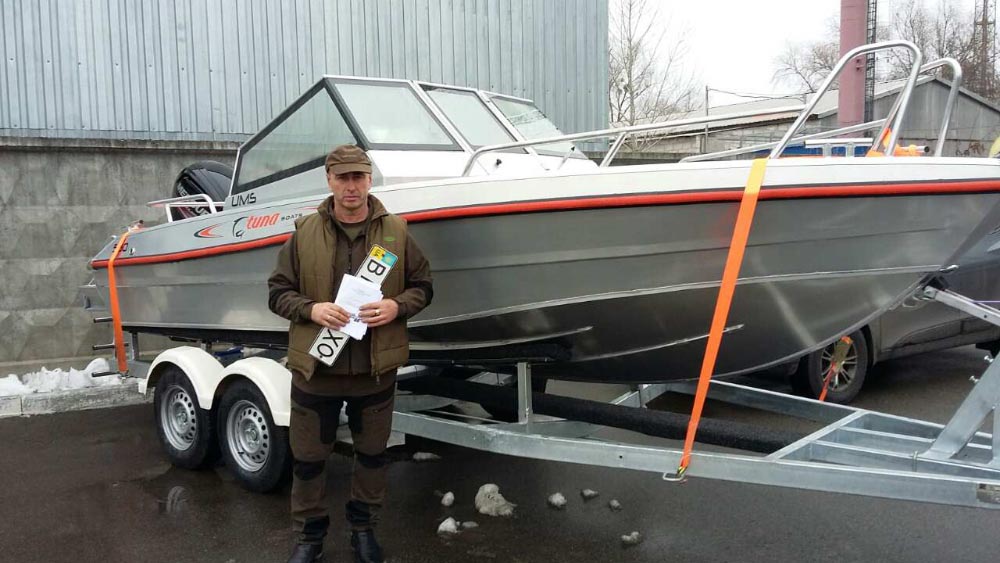 Заступник начальника відділу рибоохоронного патруля №1 Юрій Антоненко приймає човни