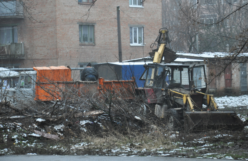 Робітники прибирають залишки будівлі