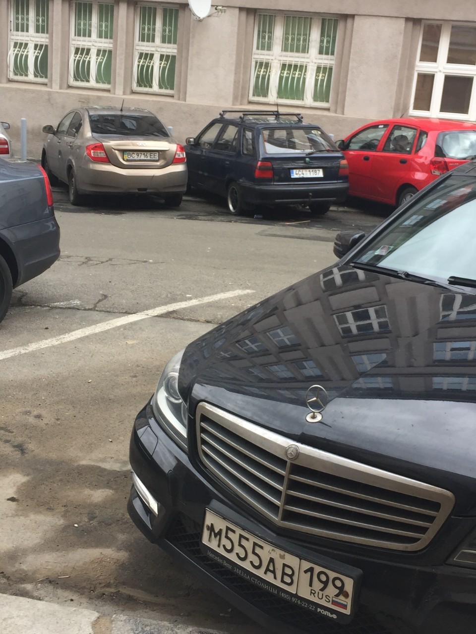 Mercedes-Benz з московськими номерами та Сherry з львівськими (на дальньому плані)