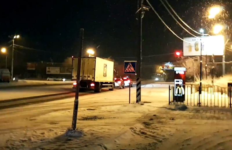 Демонтований світлофор на трасі Київ — Харків біля McDonald’s