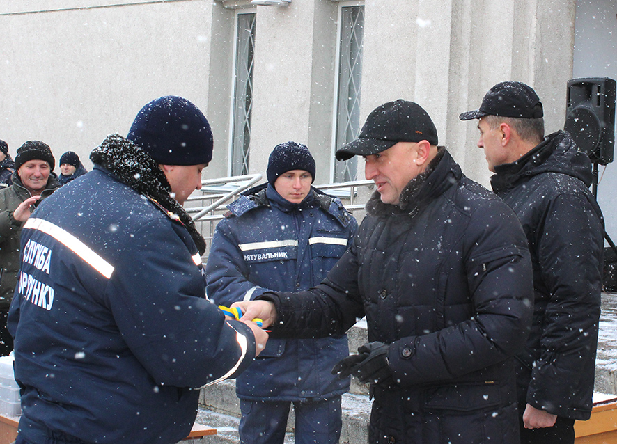 Валерій Головко передає ключі від спецтехніки рятувальникам