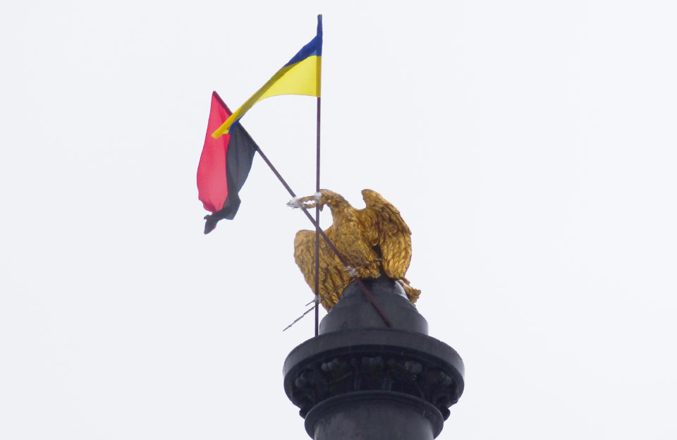 Пам’ятник Слави з новими прапорами, але без банера