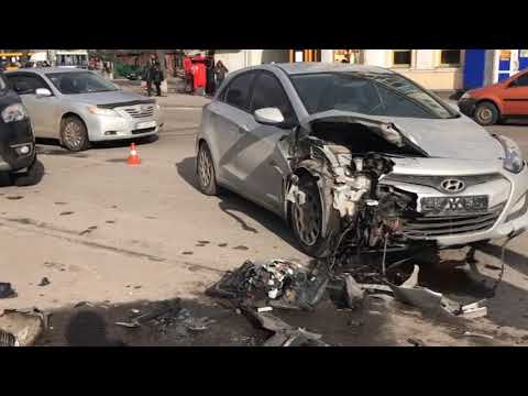 У Полтаві біля ТЦ «Конкорд» сталася аварія з трьома автівками (відео)