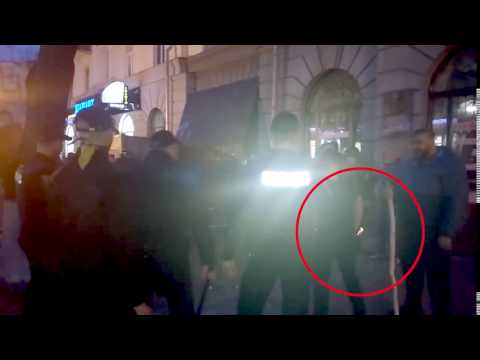 Євгеній Усенко з ножем під час бійки біля «газетного ряду» (2017.04.11)