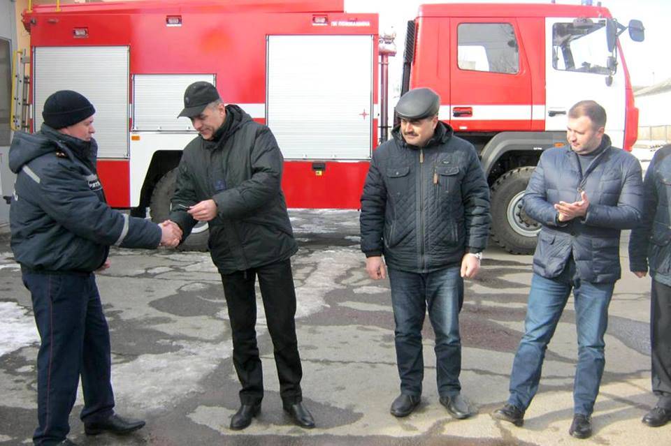 Володимир Салогуб передає ключі від автомобіля начальнику Лохвицького відділення ДСНС Олександру Сілютну