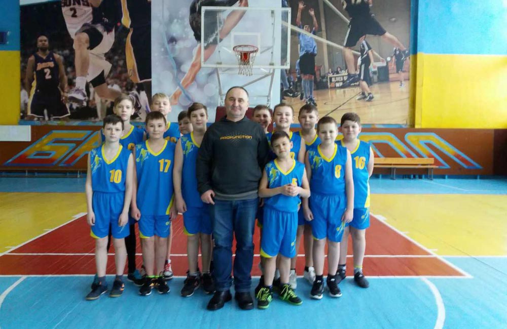 Юрій Книш та баскетбольна команда