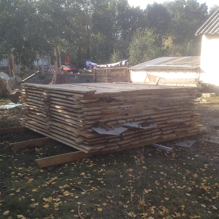 Деревина, яку вилучили під час обшуків | Фото: pol.gp.gov.ua