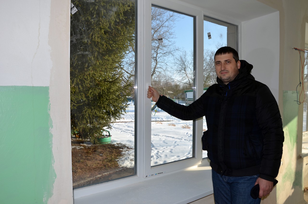 Помічник нардепа Дмитро Кубрак оглядає нові вікна у дитячому садку